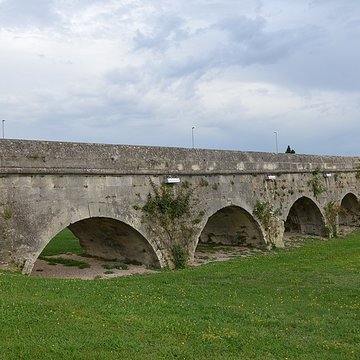 Aqueduc du pont de Crau à Arles