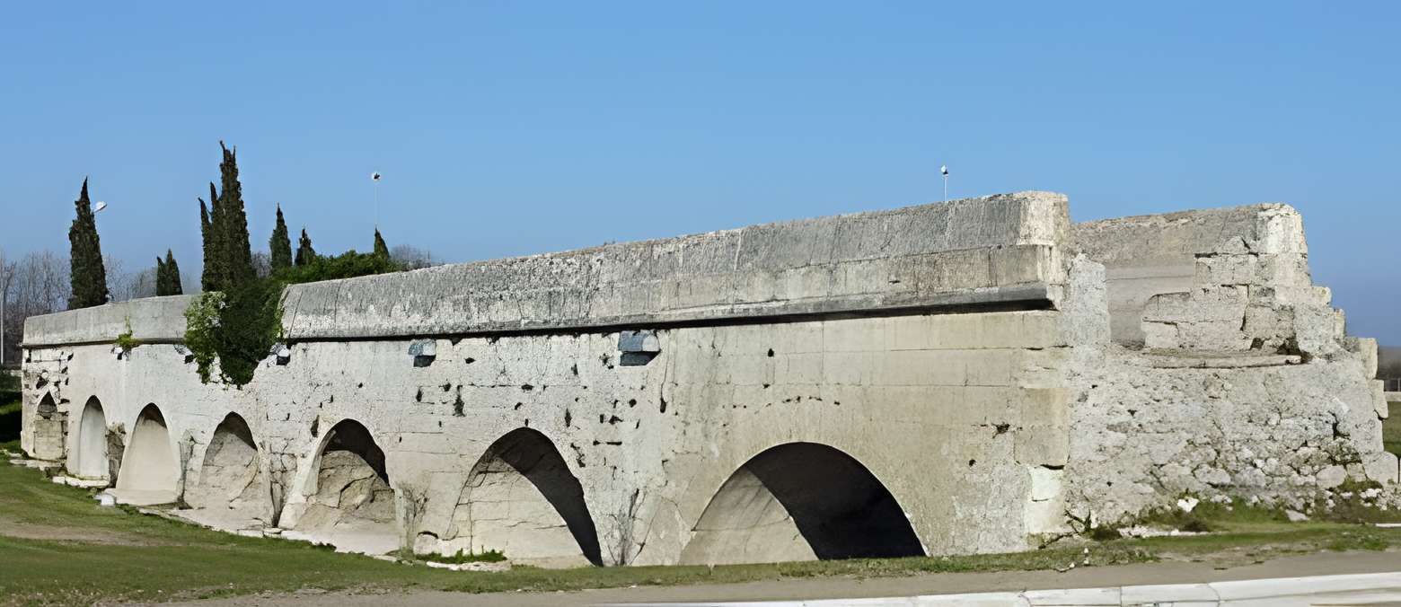 Aqueduc du pont de Crau à Arles 
