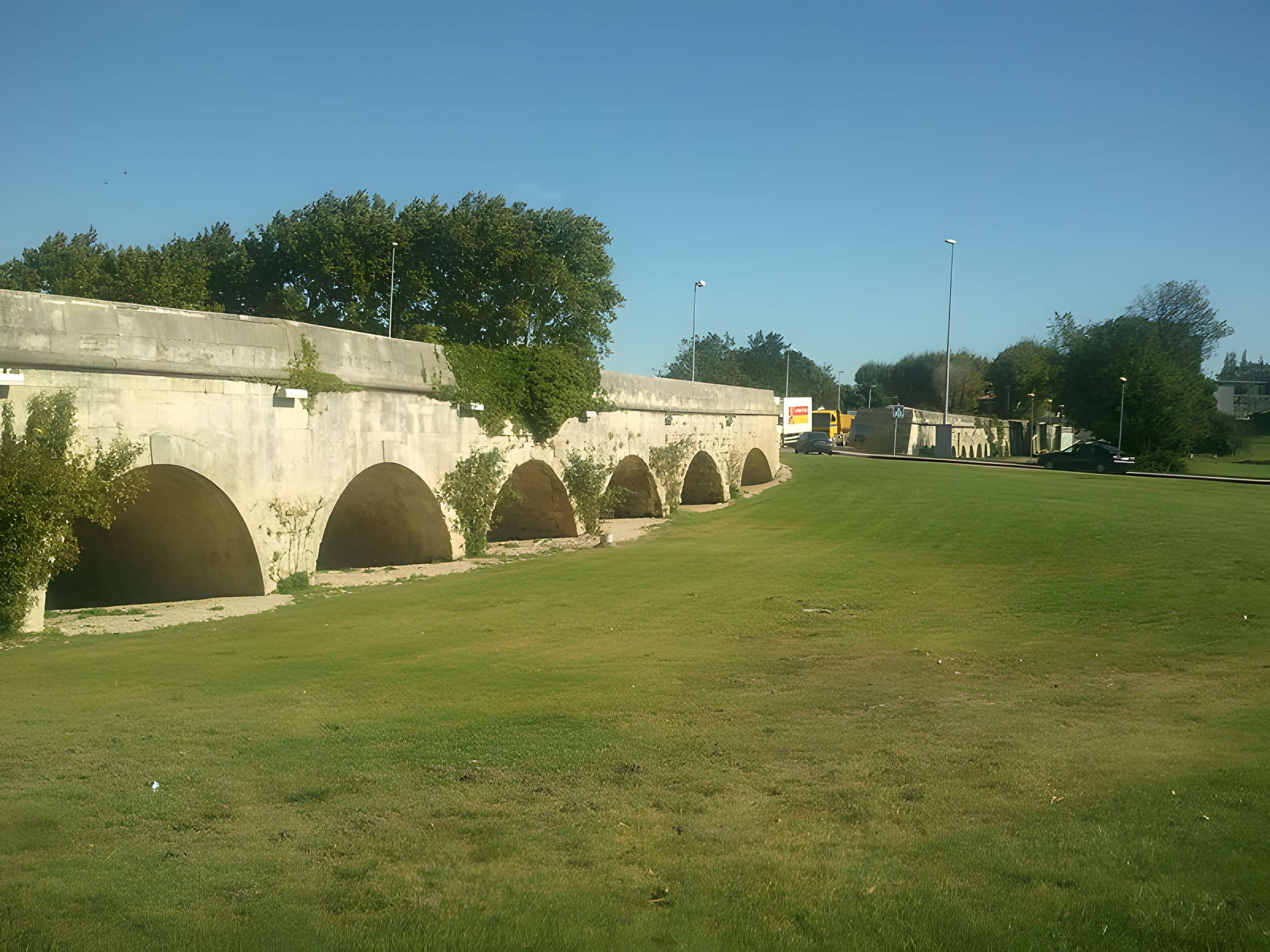 Aqueduc du pont de Crau à Arles
