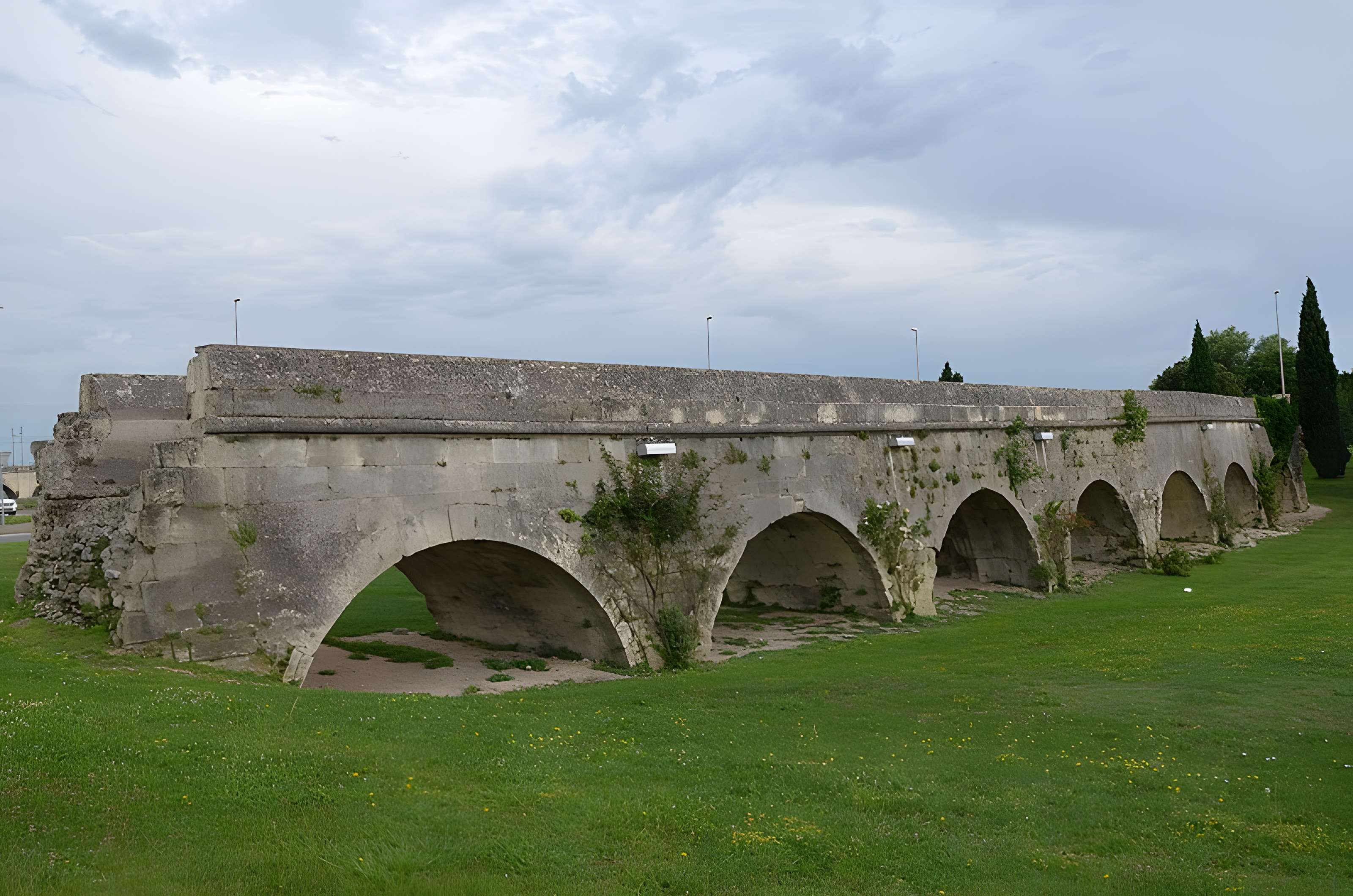 Aqueduc du pont de Crau à Arles
