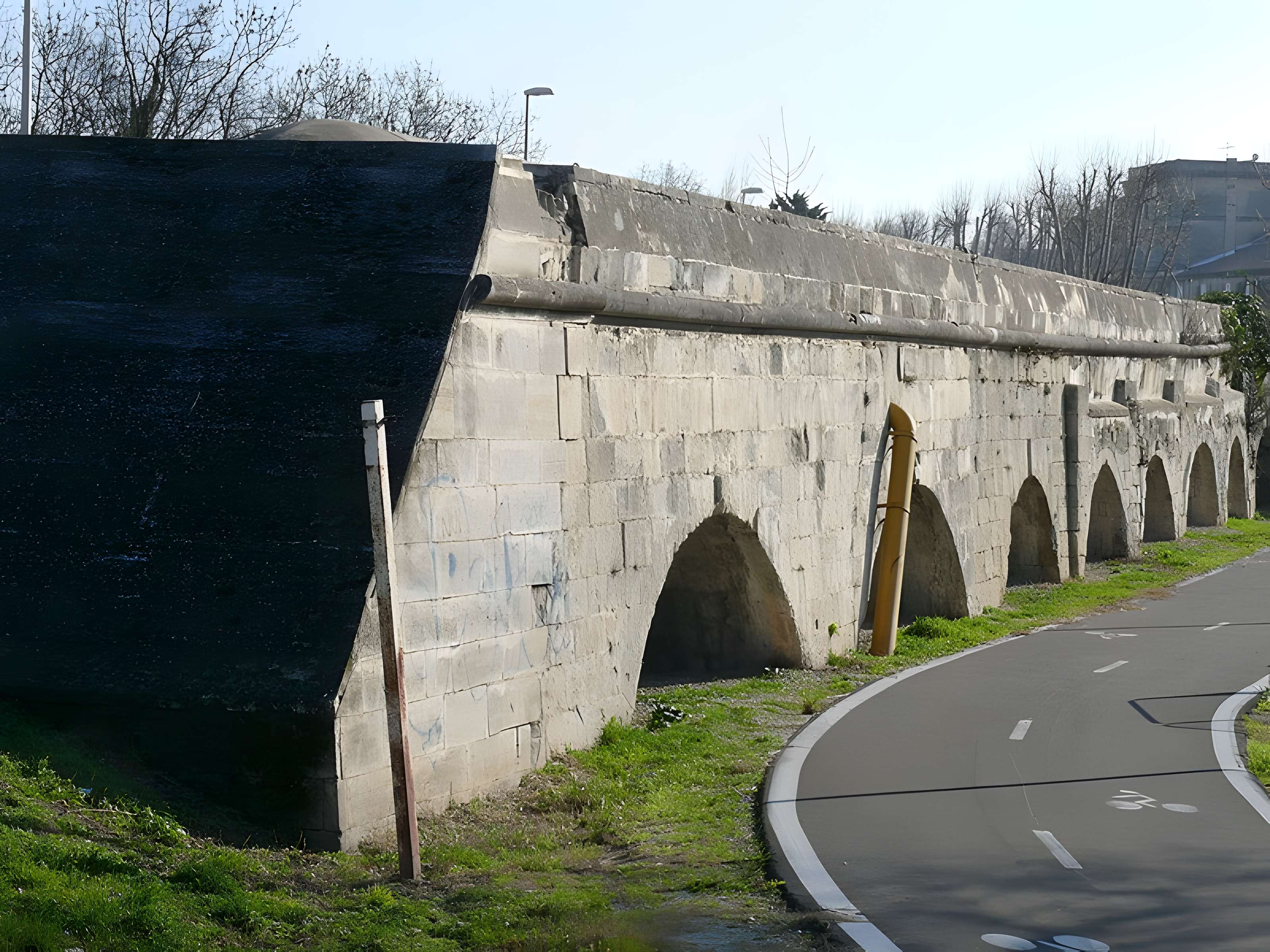 Aqueduc du pont de Crau à Arles