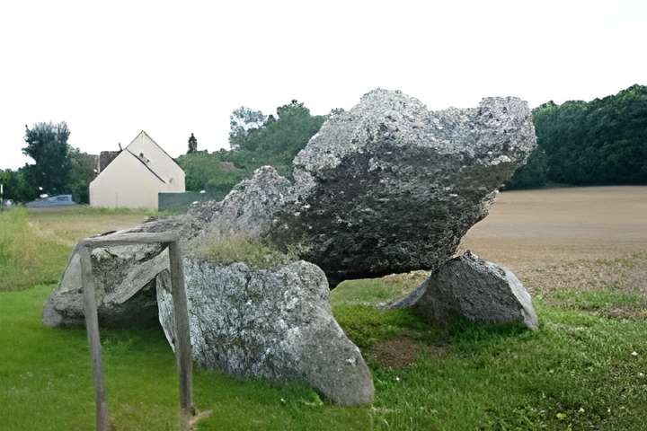 Site archéologique de Changé Dolmen de la Grenouille