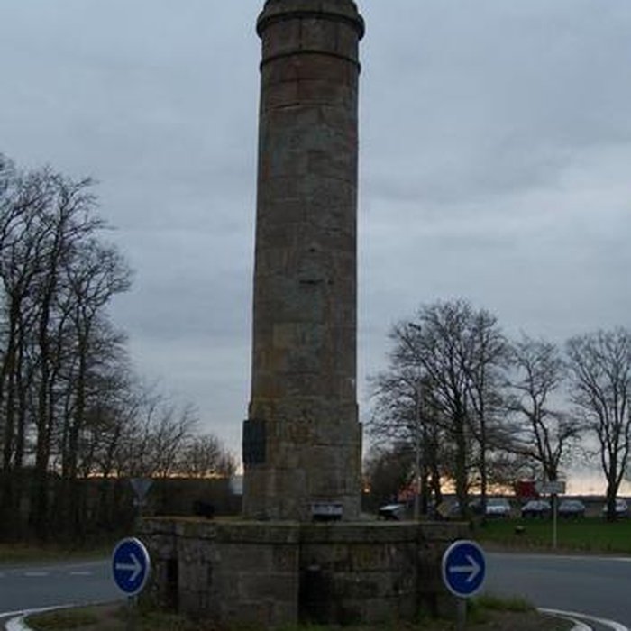 Photo de Colonne commémorative, située à lintersection de deux routes départementales