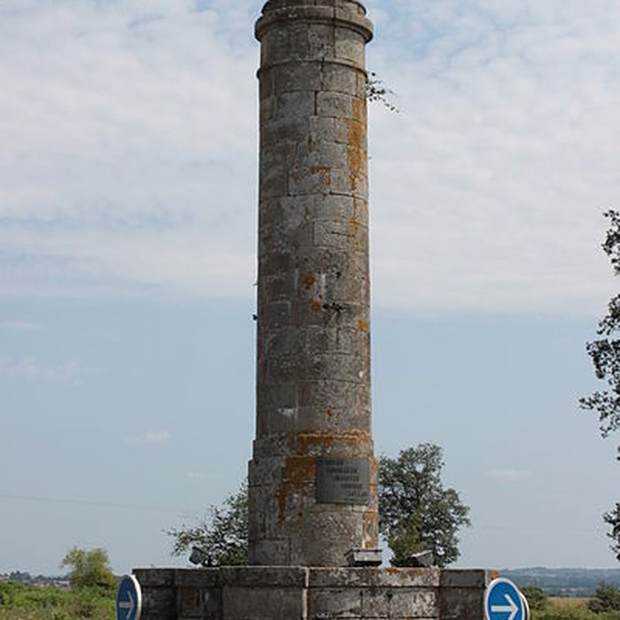 Photo de Colonne commémorative, située à lintersection de deux routes départementales