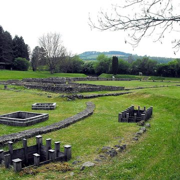 Ruines gallo-romaines des Fontaines Salées également sur commune de Saint-Père