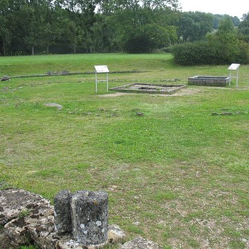 Ruines gallo-romaines des Fontaines Salées également sur commune de Saint-Père