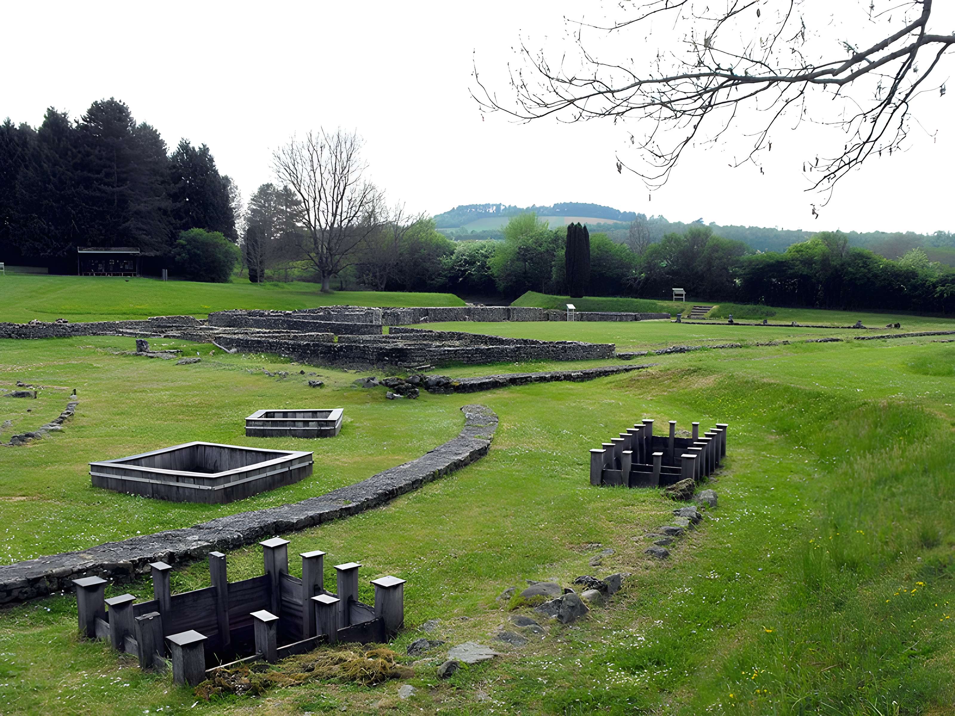 Ruines gallo-romaines des Fontaines Salées (également sur commune de Saint-Père)