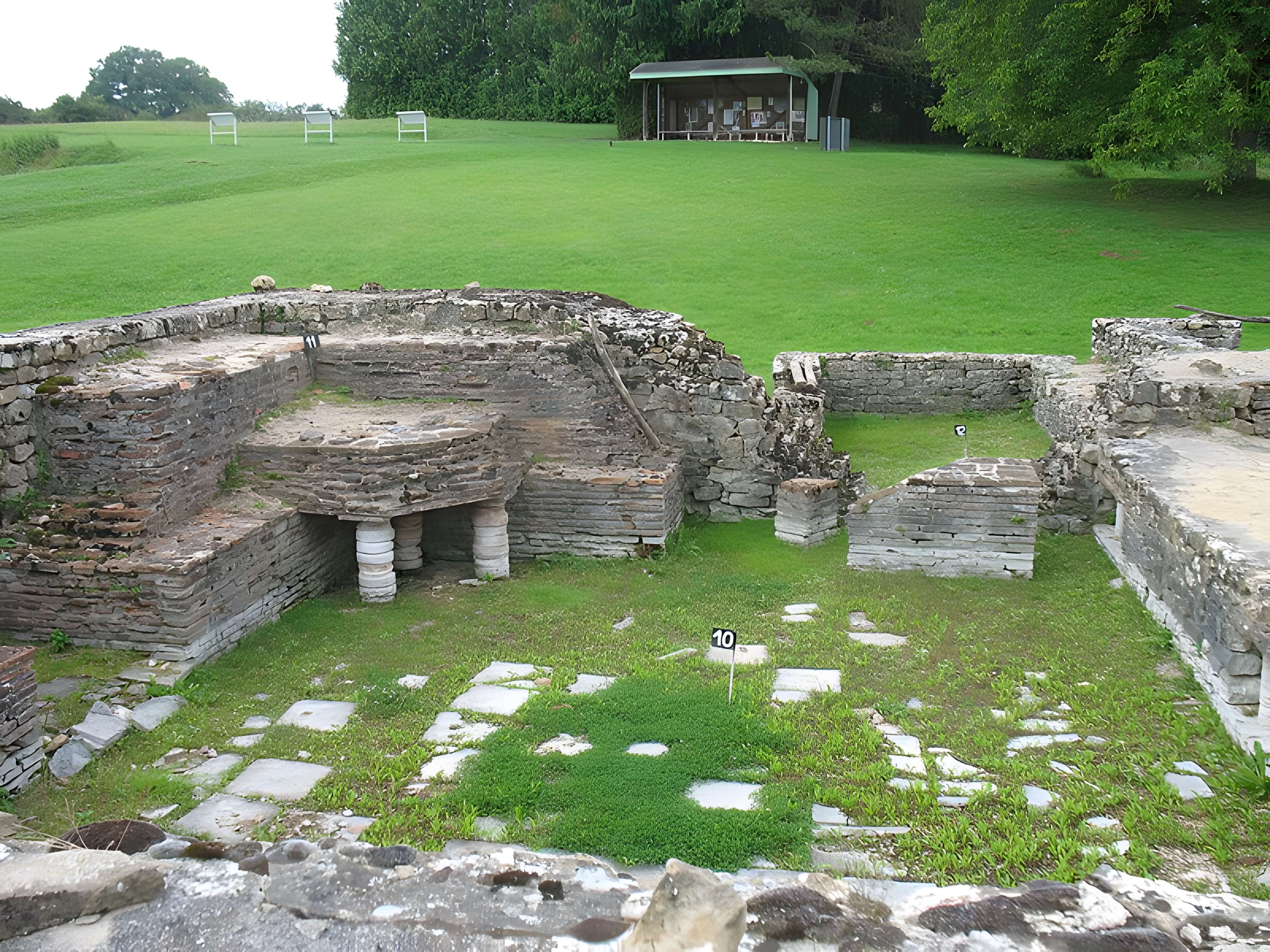 Ruines gallo-romaines des Fontaines Salées (également sur commune de Saint-Père)