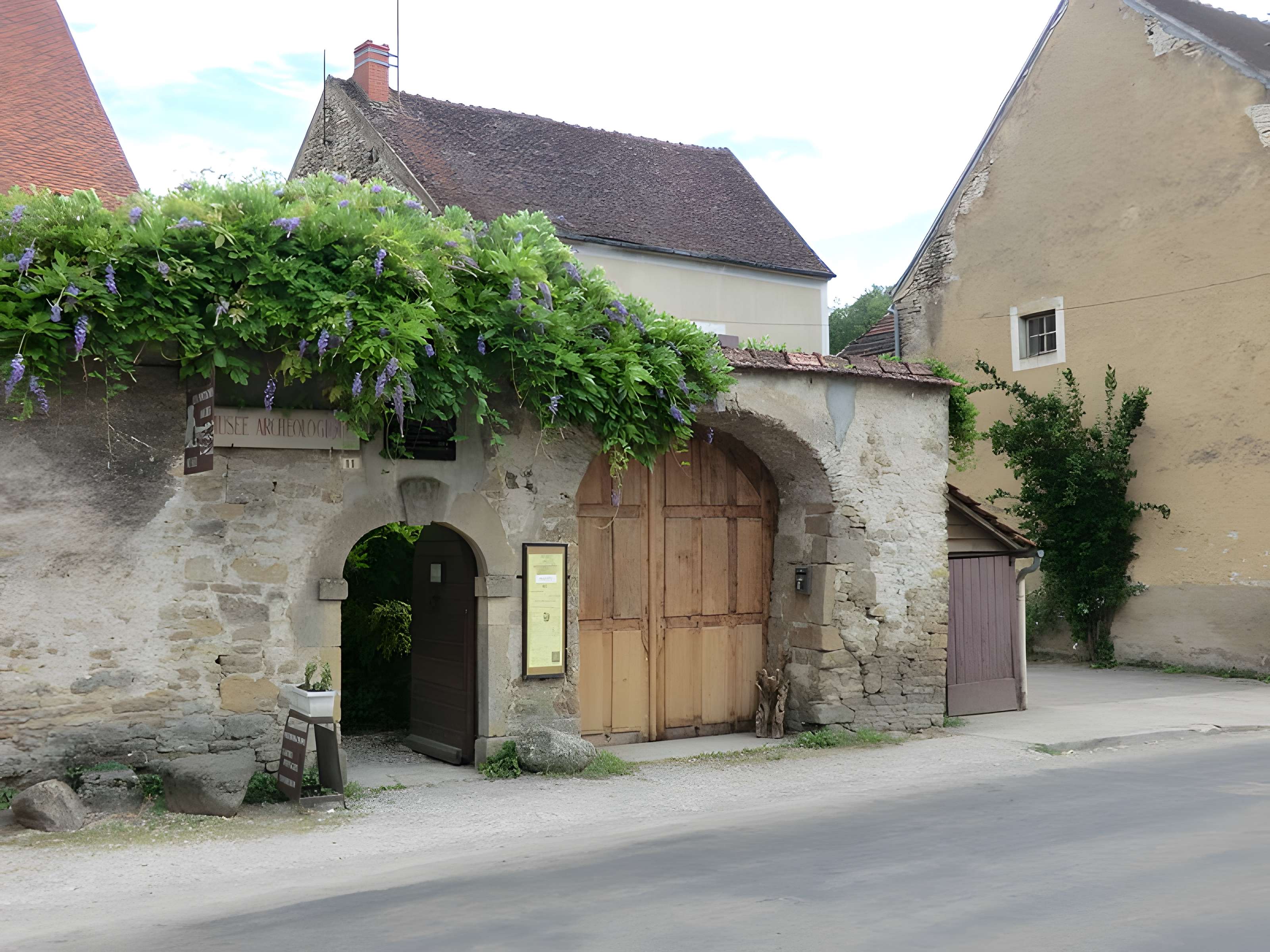 Ruines gallo-romaines des Fontaines Salées (également sur commune de Saint-Père)