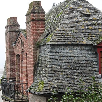 Cour et bâtiments dépendant du presbytère du Mont-Saint-Michel