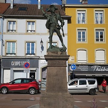Statue du Volontaire de 1792 à Remiremont