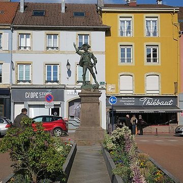 Statue du Volontaire de 1792 à Remiremont