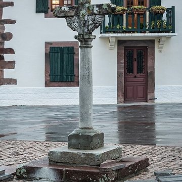 Croix de carrefour de Saint-Jean-le-Vieux