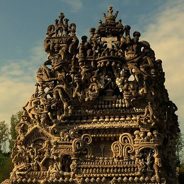 Tombe du Facteur Cheval à Hauterives