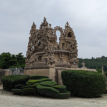 Tombe du Facteur Cheval à Hauterives