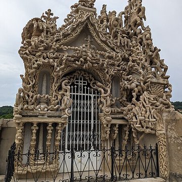 Tombe du Facteur Cheval à Hauterives