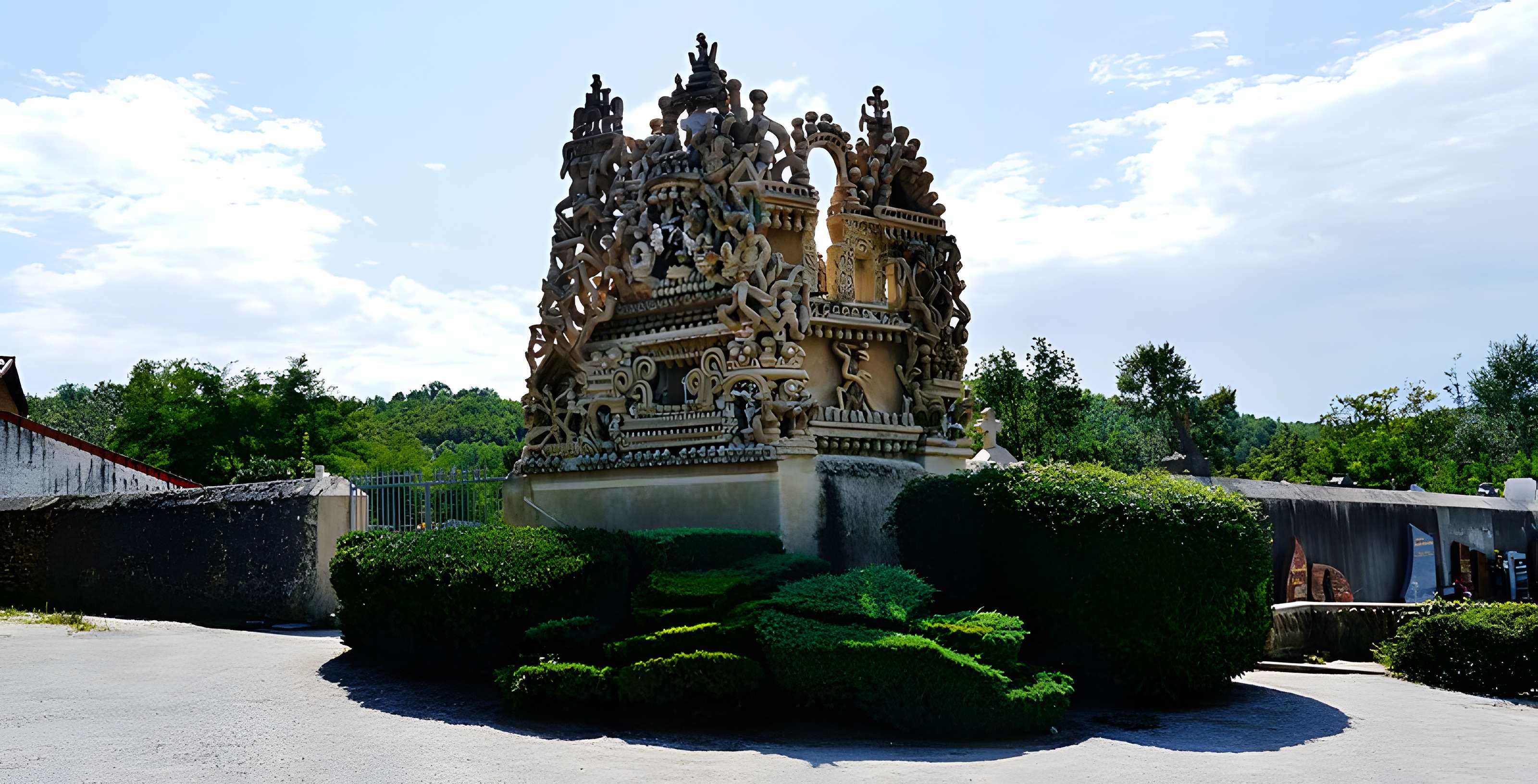 Tombe du Facteur Cheval à Hauterives