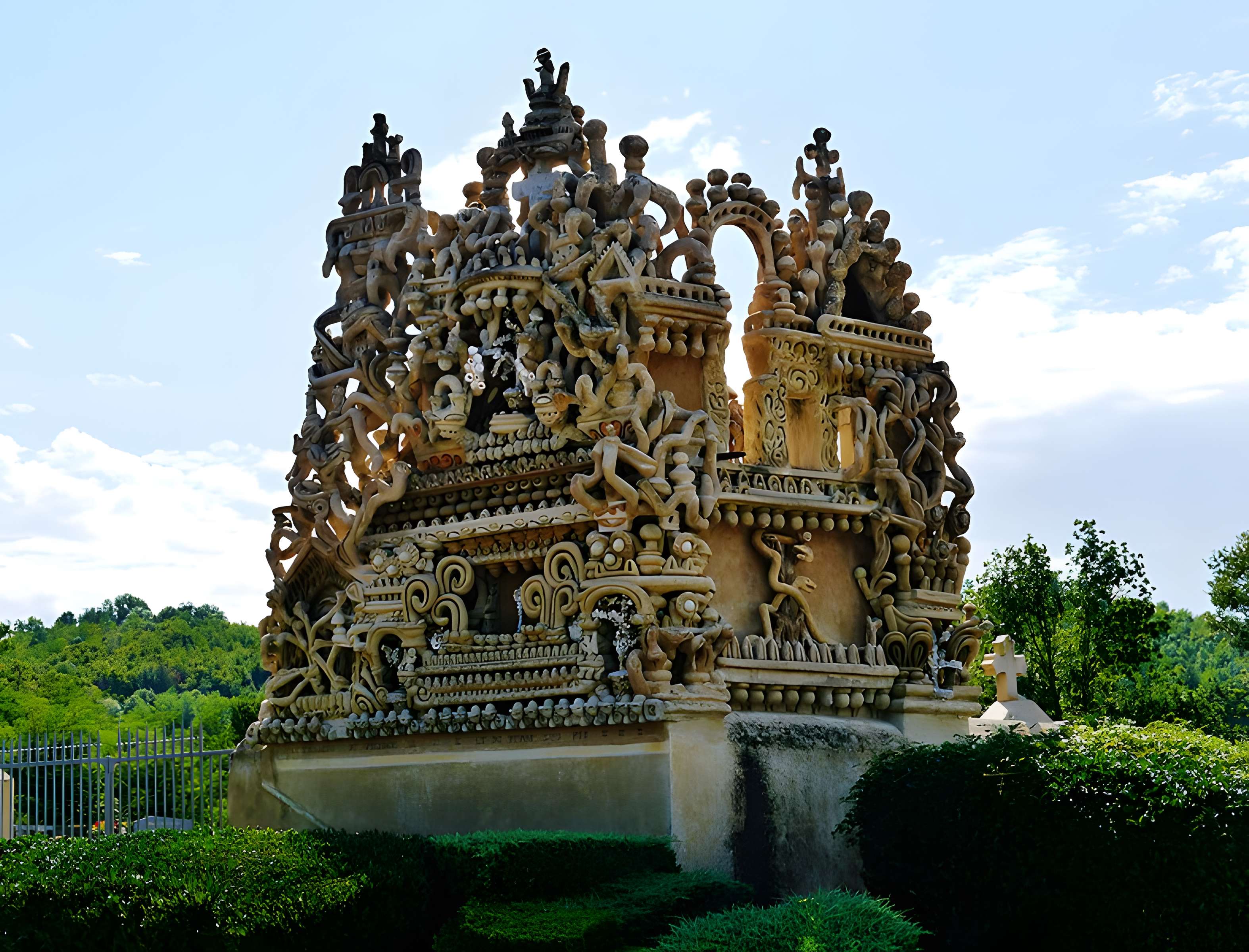 Tombe du Facteur Cheval à Hauterives