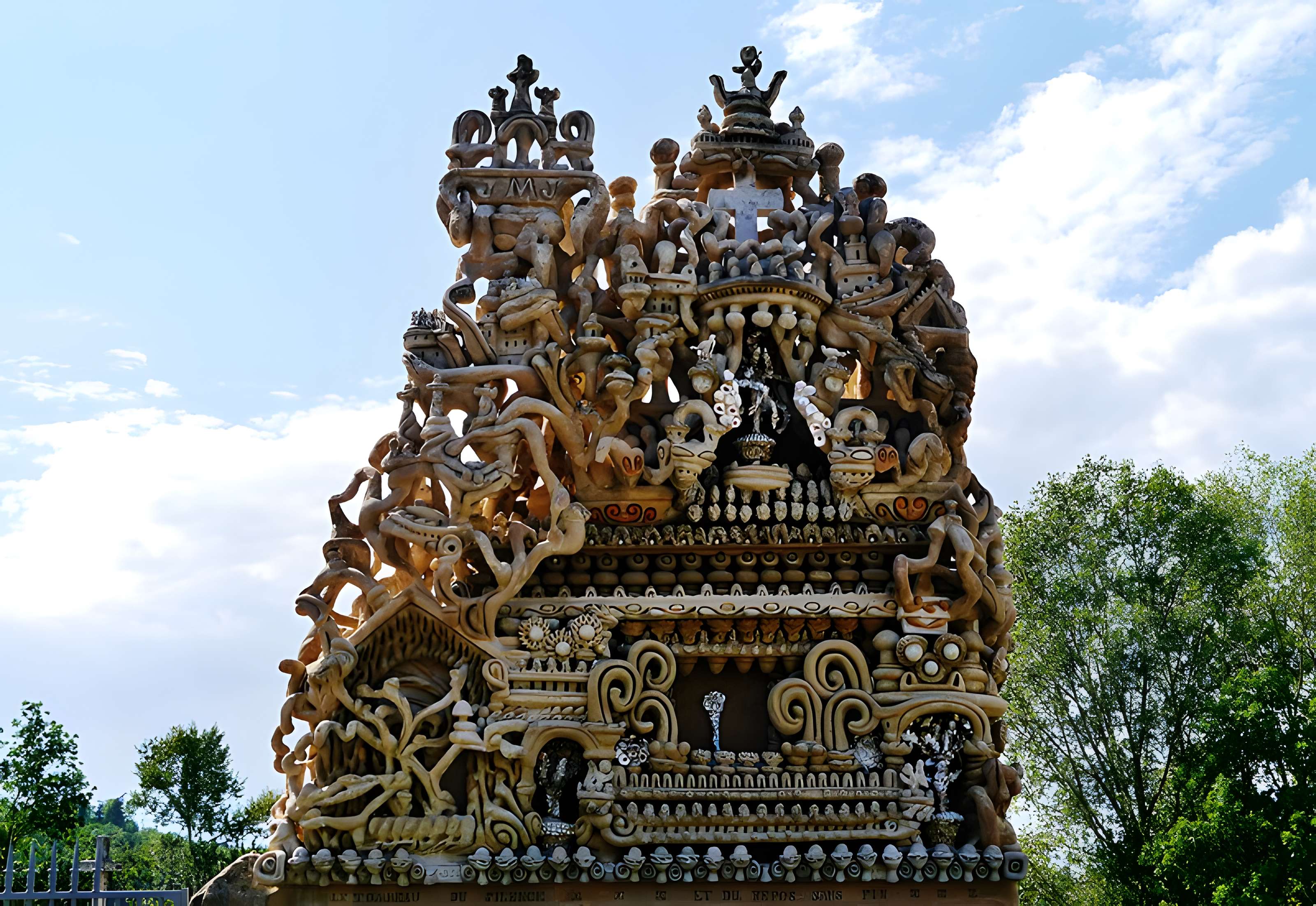 Tombe du Facteur Cheval à Hauterives