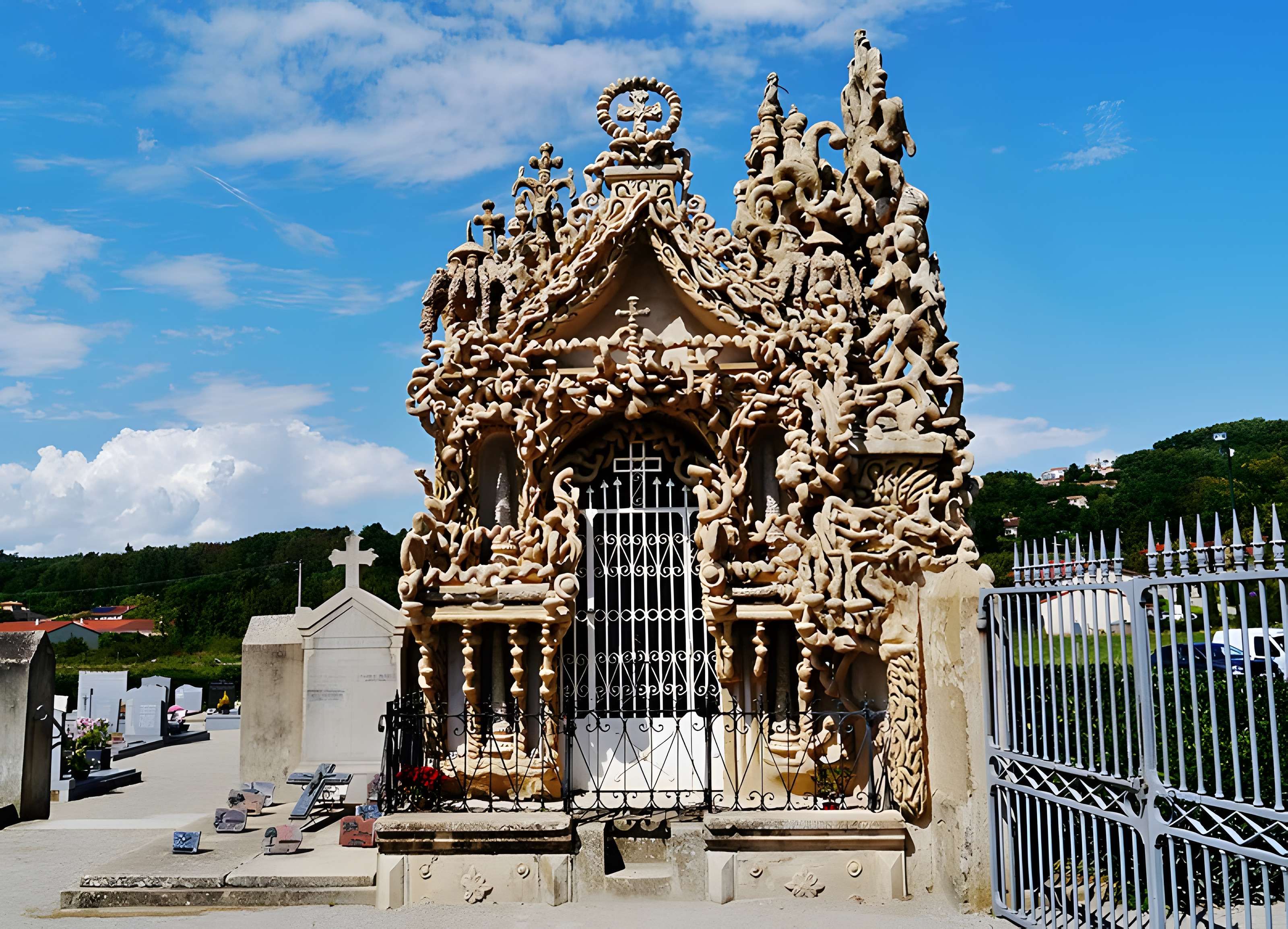 Tombe du Facteur Cheval à Hauterives