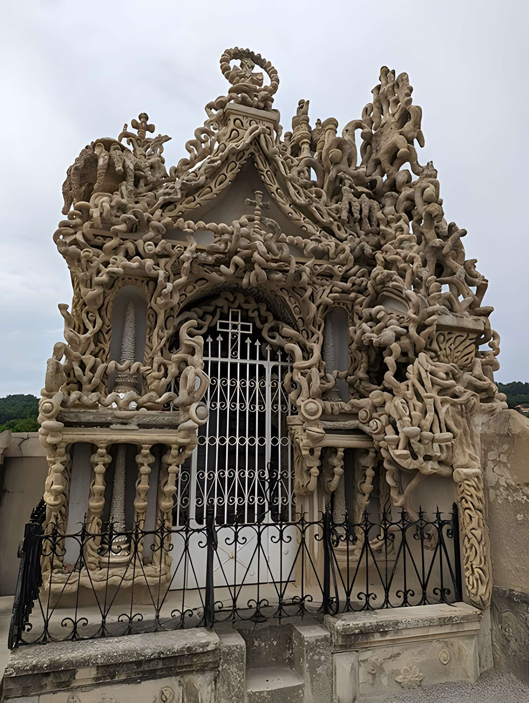 Tombe du Facteur Cheval à Hauterives