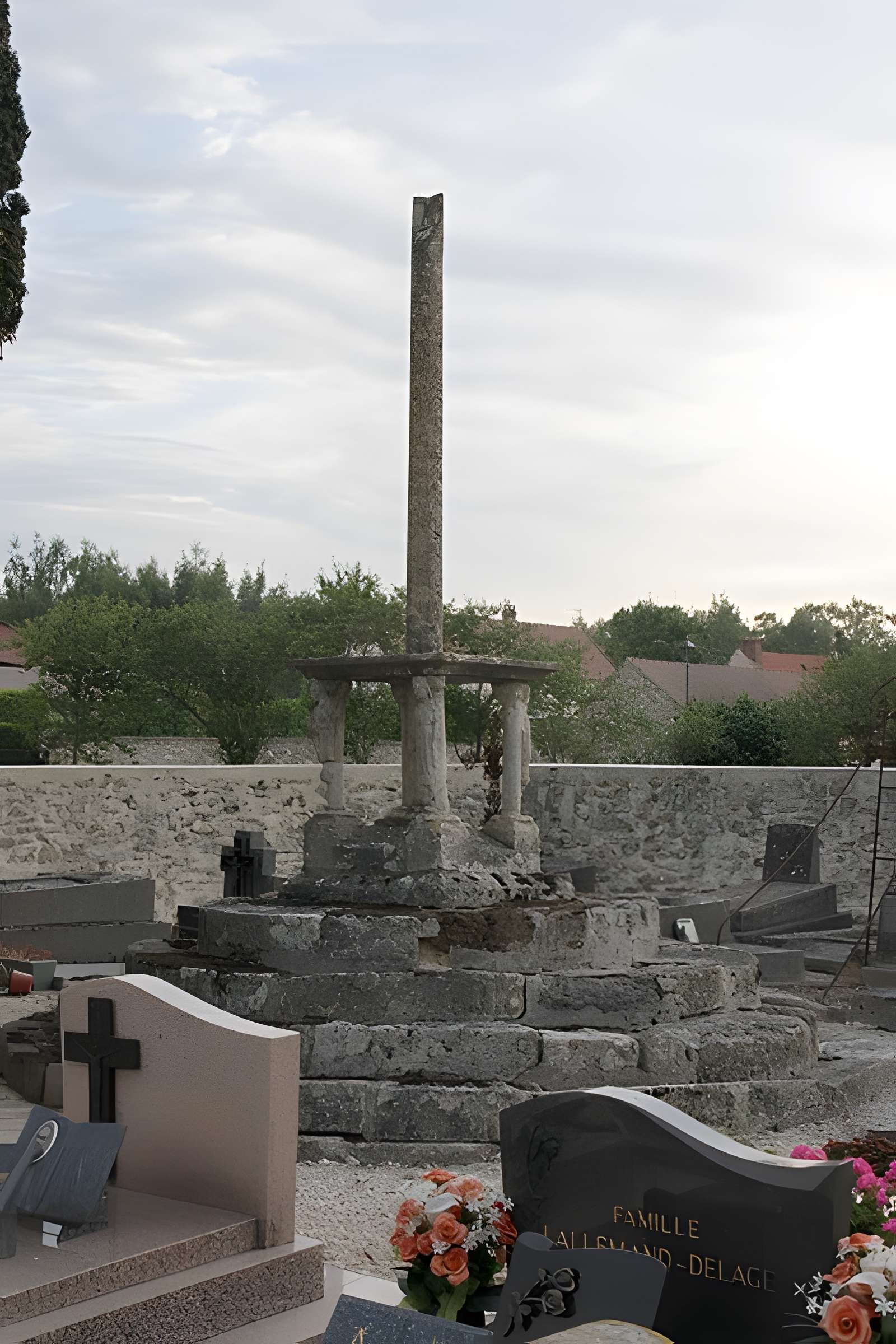 Croix de cimetière de Mézy-Moulins