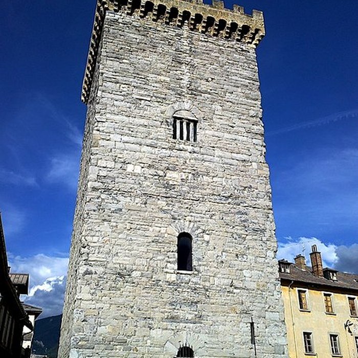 Photo de Tour brune dEmbrun