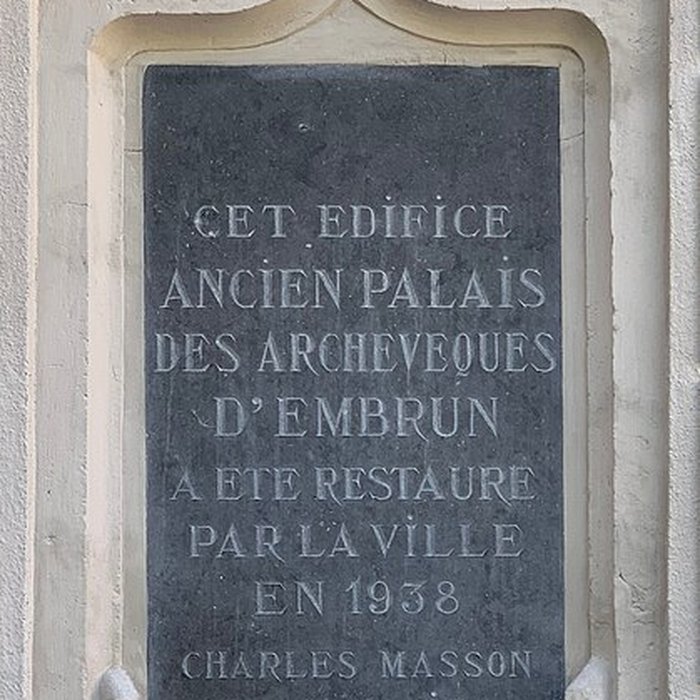 Photo de Tour brune dEmbrun