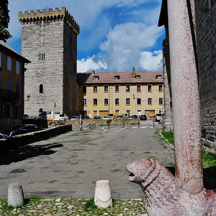 Photo de Tour brune dEmbrun