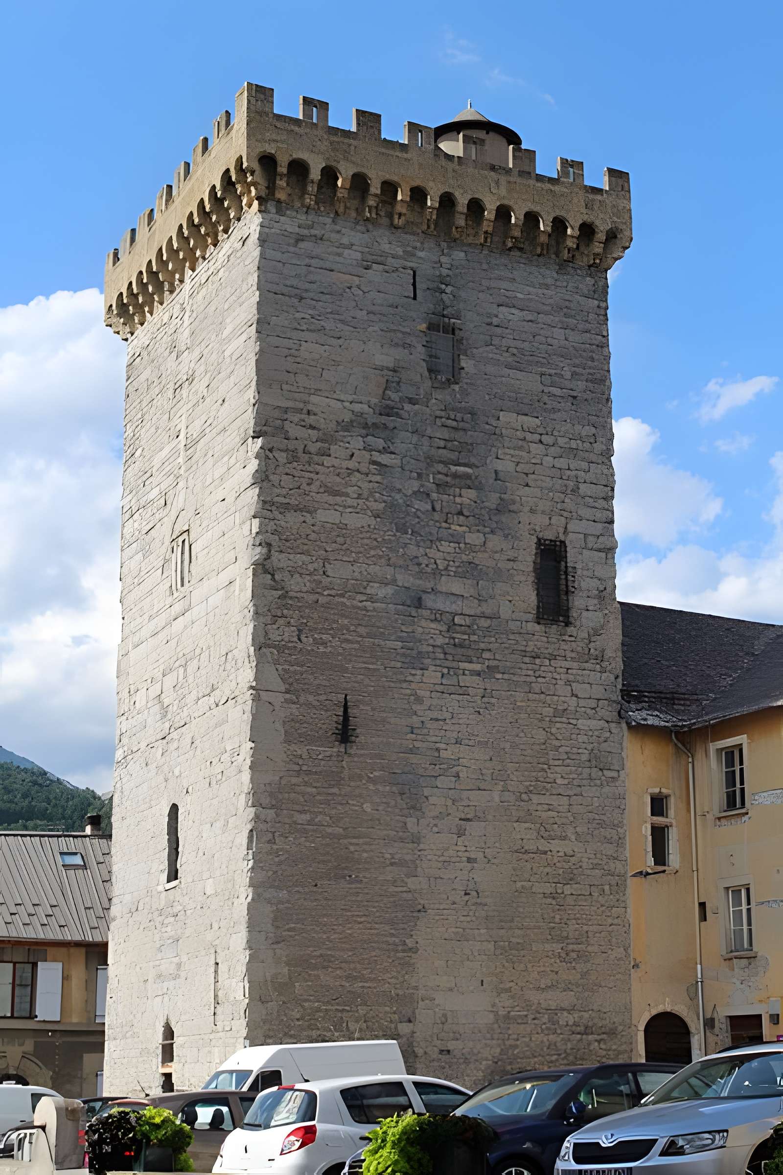 Tour brune d'Embrun