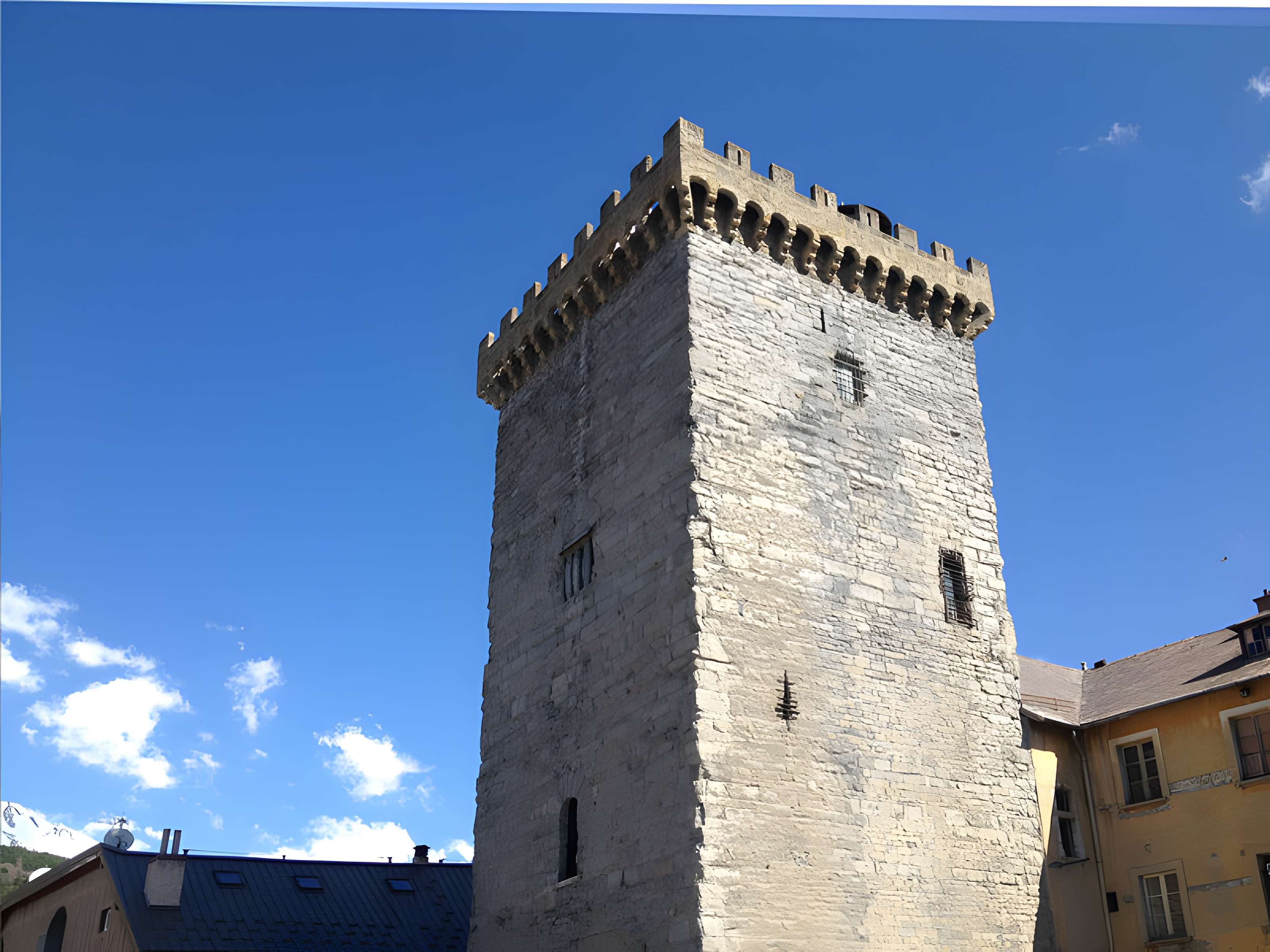 Tour brune d'Embrun