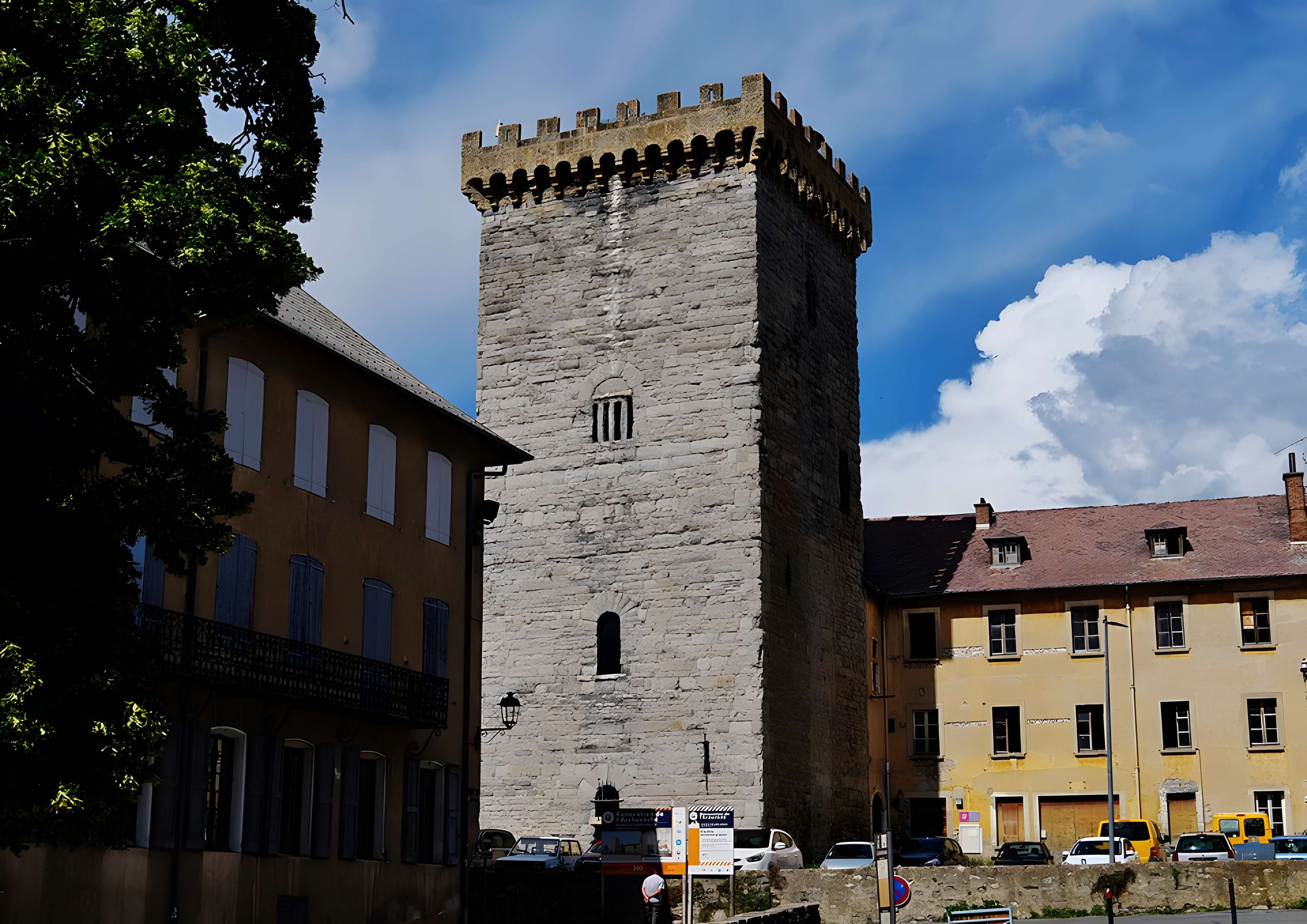 Tour brune d'Embrun