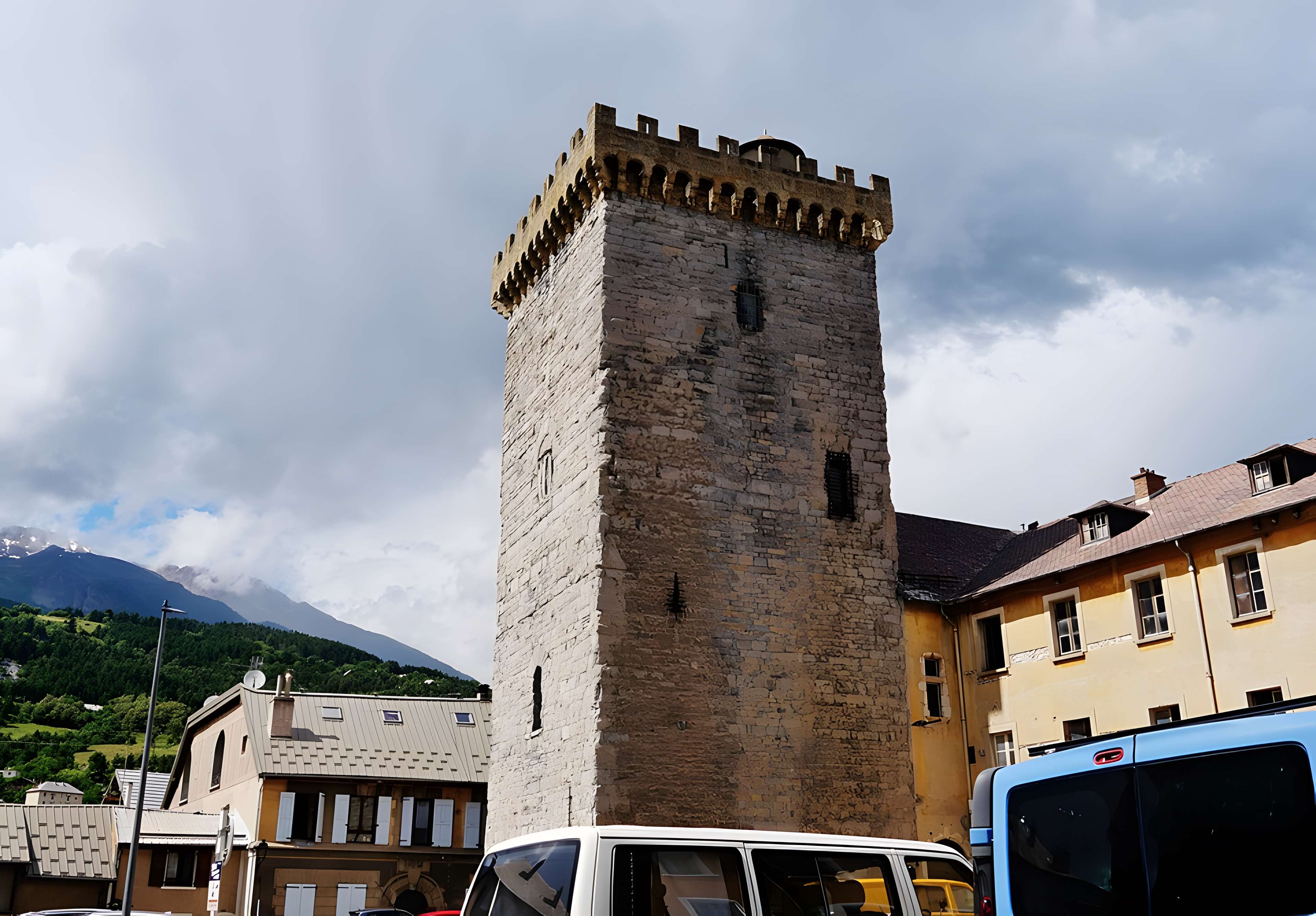 Tour brune d'Embrun
