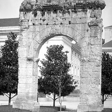 Arc de Campanus dAix-les-Bains