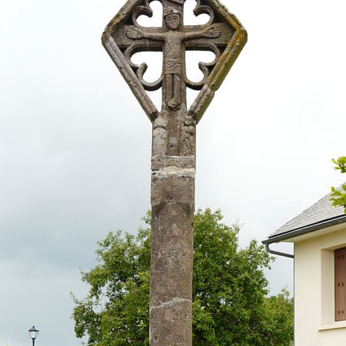 Photo de Croix en lave du XVe siècle sur la place publique