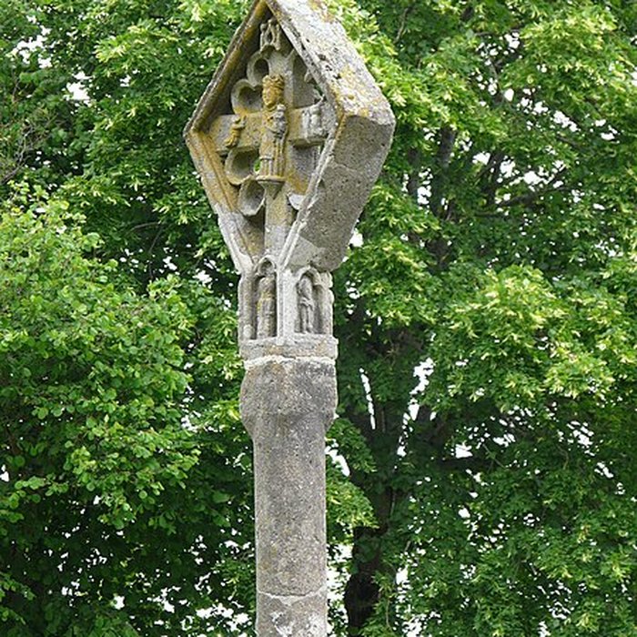 Photo de Croix en lave du XVe siècle sur la place publique