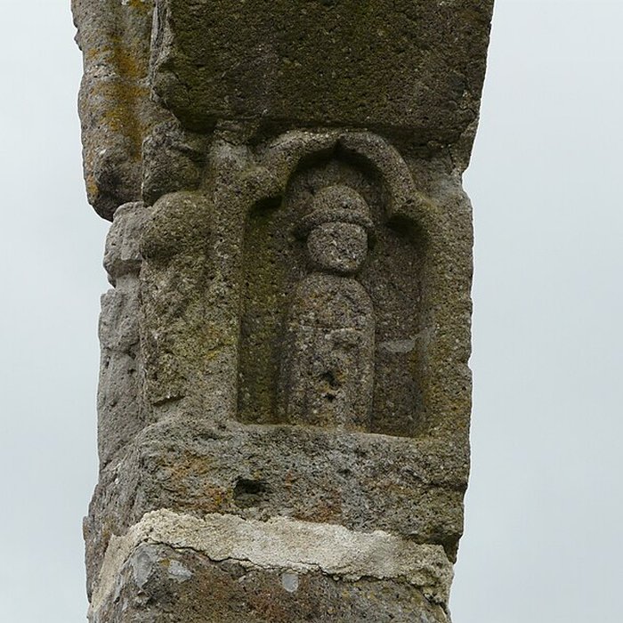 Photo de Croix en lave du XVe siècle sur la place publique