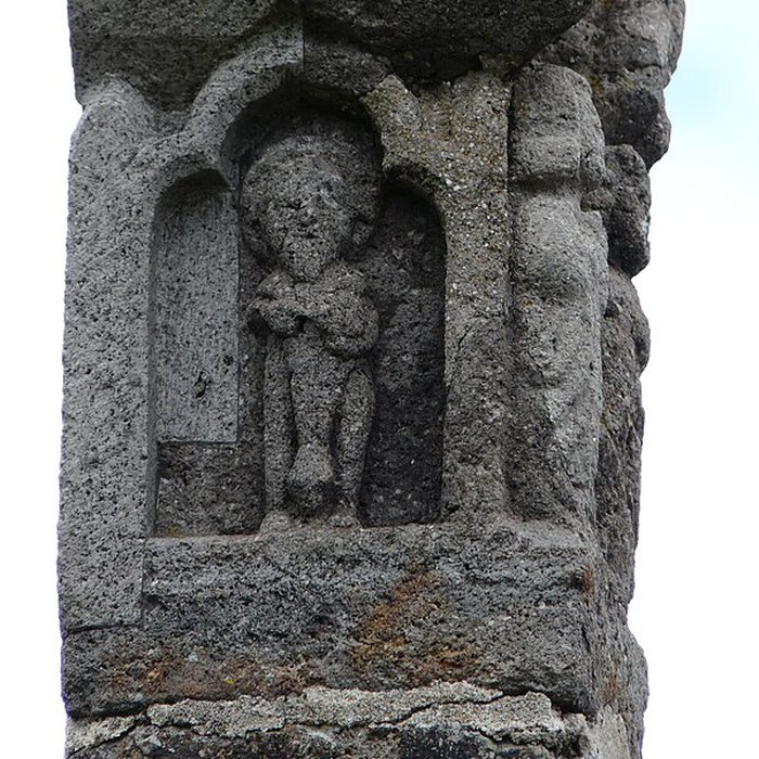 Photo de Croix en lave du XVe siècle sur la place publique
