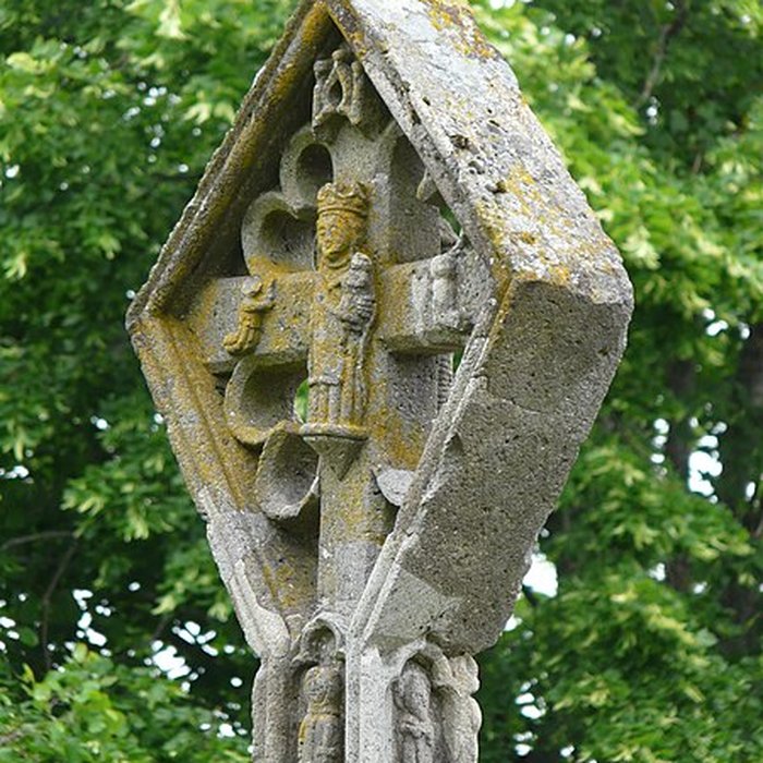 Photo de Croix en lave du XVe siècle sur la place publique