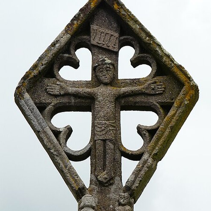 Photo de Croix en lave du XVe siècle sur la place publique