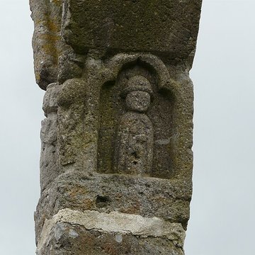 Croix en lave du XVe siècle sur la place publique