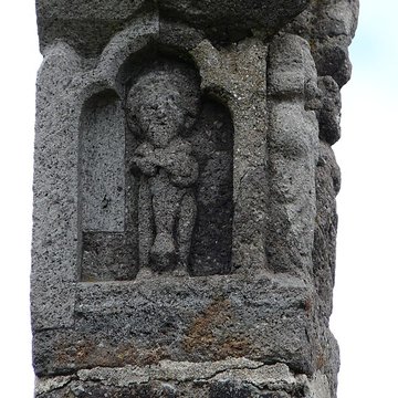Croix en lave du XVe siècle sur la place publique
