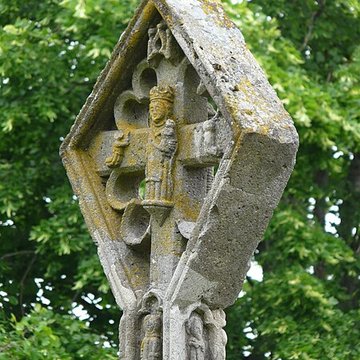 Croix en lave du XVe siècle sur la place publique