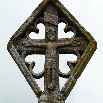 Croix en lave du XVe siècle sur la place publique