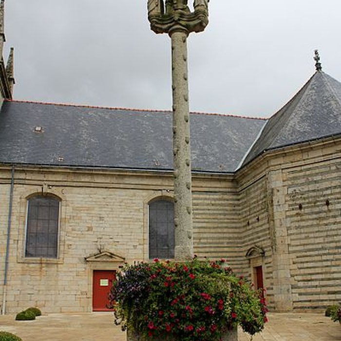 Photo de Croix de lÉglise Saint-Cyr à Moréac