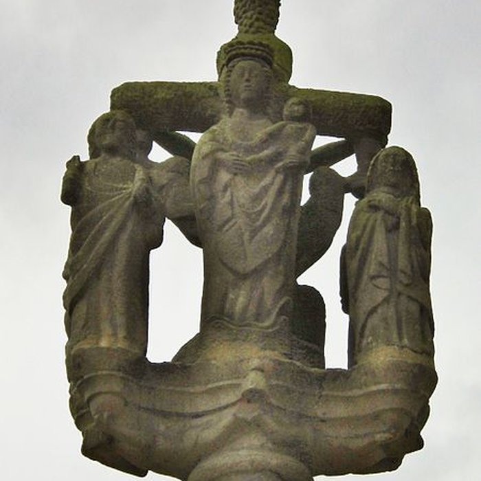 Photo de Croix de lÉglise Saint-Cyr à Moréac