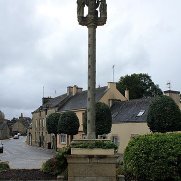 Croix de lÉglise Saint-Cyr à Moréac