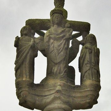 Croix de lÉglise Saint-Cyr à Moréac