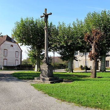 Croix de pierre datée de 1617