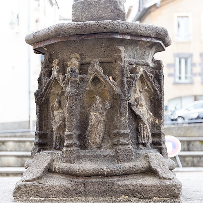Photo de Croix sur la place de léglise